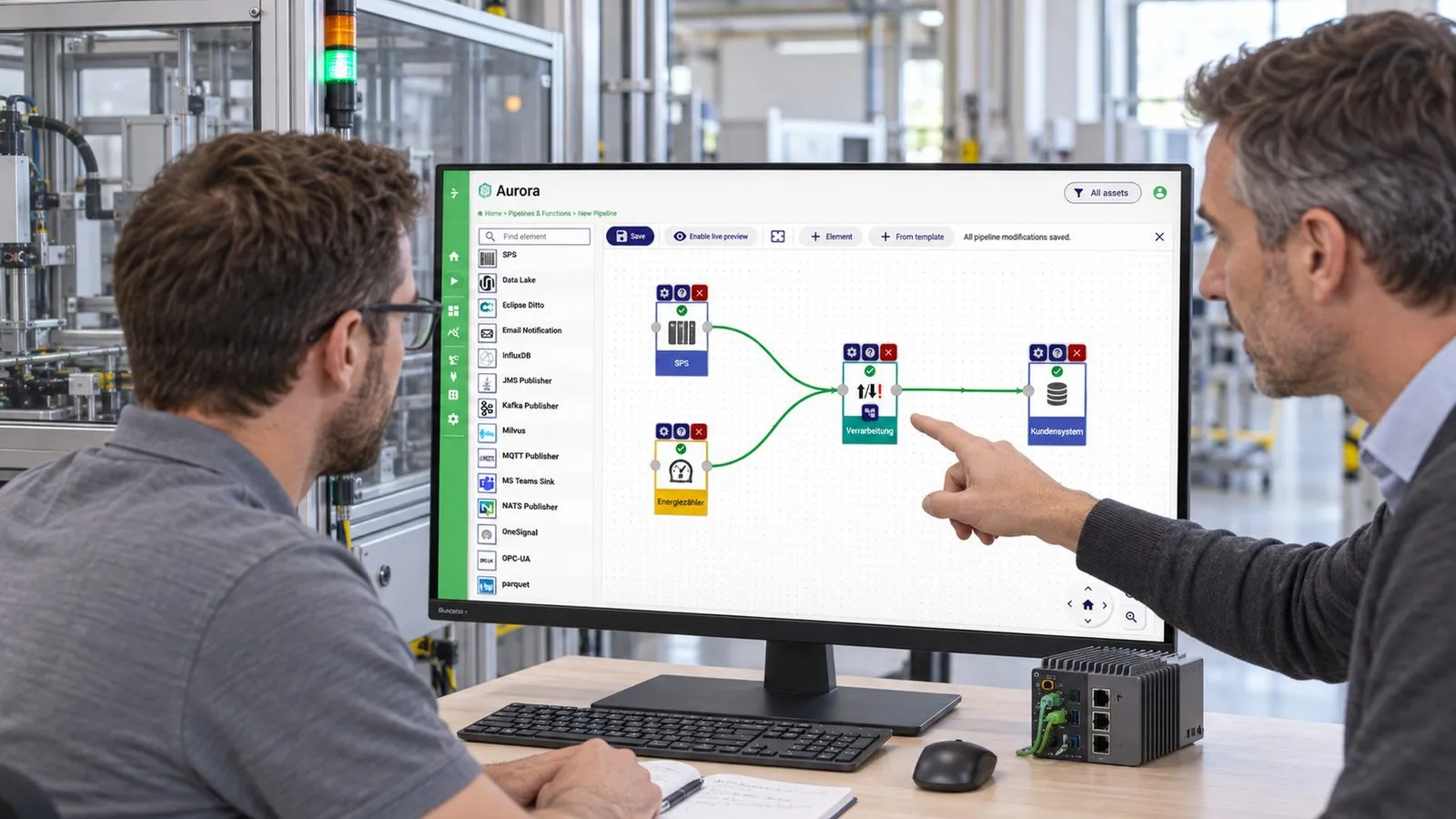 Zwei Personen besprechen am Bildschirm die Anbindung von Maschinen und Messstellen an eine Datenplattform