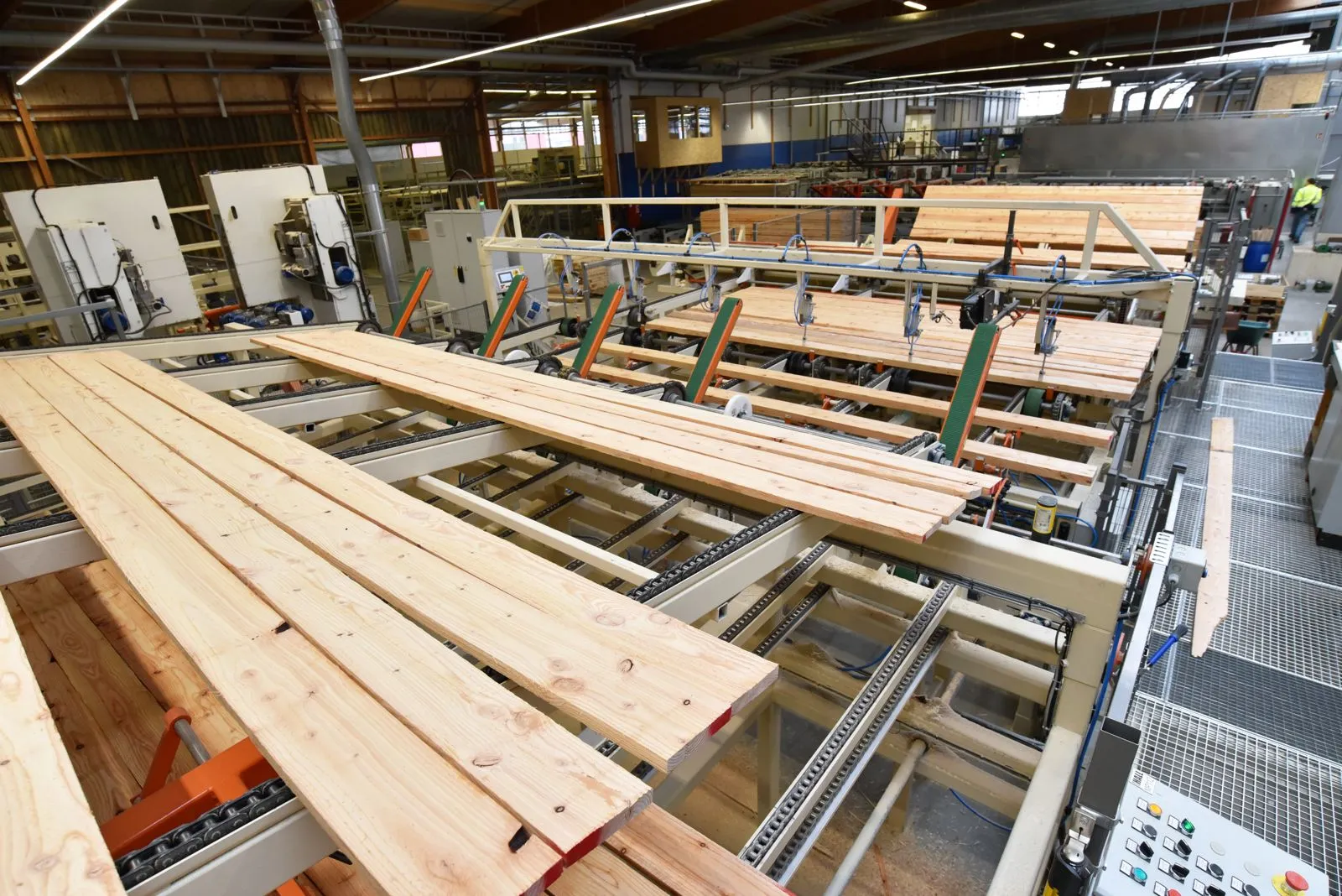 Förderlinie mit Holzbrettern und Querförderern in einer Werkhalle